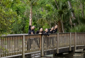 <pre>Au parc national de Wekiwa Springs, les artistes de la Shen Yun Global Company se reposent sur un pont, tandis que d'autres partent à la mer en kayak ou en canoë. (Photo de Megan Li)</pre>
