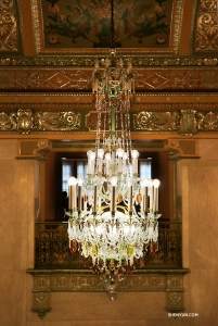 In Pittsburgh, Pennsylvania, Shen Yun Touring Company’s Kaidi Wu admires the ornate chandelier in the lobby of Benedum Center for the Performing Arts. (Photo by Principal Dancer Kaidi Wu)
