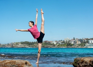 <pre>La danseuse Liz Lu sur la plage de Bondi à Sydney, l'une des attractions touristiques les plus visitées d'Australie. (Photo de Michelle Wu)</pre>
