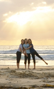 <p>Les danseuses Yuwen Lin, Yoriya Kikukawa et Betty Wang (G-D) profitant de leur dernière matinée ensemble à Gold Coast, en Australie.</p>
