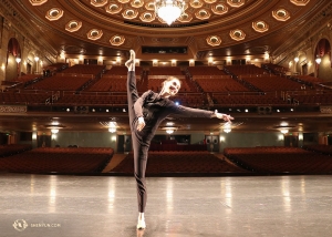<pre>La première danseuse Miranda Zhou-Galati se familiarise avec la scène, à Pittsburgh. (Photo de Kaidi Wu)</pre>