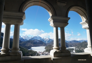 藍天、白雲、雪山—從新天鵝堡城堡露台遠眺巴伐利亞阿爾卑斯山壯麗的景色。
