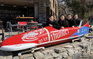 Tancerki (od lewej) Diana Teng, Eva Su, Sophia Chang i Hannah Jao upchnęły się w bobsleju. (Yuxuan Liu)
