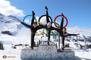 Tancerki (od lewej) Miranda Zhou-Galati, Yiting Huang i Kaidi Wu pozują na podium olimpijskim. (William Li)
