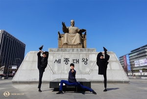 舞蹈演員Antony Kuo，Jungsu Lee和Jun Liang（從左到右）在韓國首爾光化門廣場Sejong國王雕像前一展舞姿——「韓國，歡迎你。」（攝影：舞蹈演員莊士磊)
