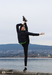 Dancer Yinian Chen along the waterfront. (Photo by Kaidi Wu)
