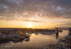 Jaśniejący zachód słońca na tle śródmieścia w Vancouver. (Daniel Jiang)
