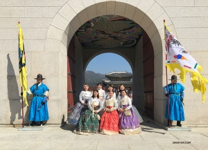 神韻オーケストラの奏者たちは、チマチョゴリを着てどっぷりと韓国を体験。（撮影：プロジェクター映写技師、リジャイナ・ドン）