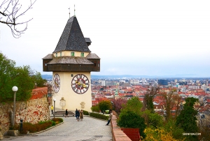 <p>Der Tänzer Henry Hung posiert an einem Aussichtspunkt auf der Anhöhe. Überraschenderweise für Graz ist dies tatsächlich ein Pavillon in chinesischem Stil!</p><p>Wir betrachten die Altstadt vom Schlossberg aus.</p>
