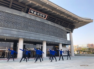 <p>Aufgrund der beengten Platzverhältnisse im Cheongju Art Center verlegen wir die Probe auf den Außenplatz. Wir synchronisieren unsere Bewegungen vor den reflektierenden Glastüren des Theaters - die ziemlich gute Spiegel hergeben!</p>
