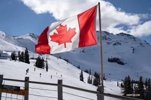 <p>Wir erreichen den Gipfel des Whistler Mountain. Die Berge nördlich von Vancouver prägen die Region. (Foto: William Li)</p>
