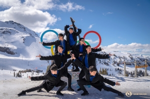 藍天、白雲、雪山，好一派壯麗的景觀——神韻巡迴藝術團的男舞蹈演員們在惠斯勒山頂奧運五環前一展舞姿。
