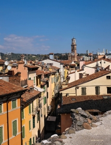 <p>De l'autre côté de l'amphithéâtre, on aperçoit au loin la Torre dei Lamberti, une tour de plus de 800 ans. Ses cloches étaient autrefois utilisées pour organiser des réunions de ville et avertir les citoyens des incendies. (Photo de Felix Sun) </p>
