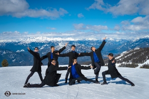 Tancerze wyrażają uznanie dla ogromu widoku roztaczającego się ze szczytu Blackcomb, 2400 m n.p.m.
