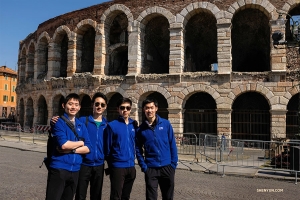 <p>Construit au premier siècle mais toujours utilisé, l’Arena di Verona est l’un des amphithéâtres romains les mieux conservés. Les danseurs Henry Hung, Stanley Lin, Allen Liu et Felix Sun participent à l'histoire. </p>
