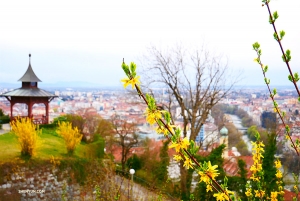 <p>La colline comprend également des jardins bien entretenus et un parc public. La ville possède un véritable sens de l’accueil, surtout avec toutes nos représentations ici, à guichets fermés ! </p>
