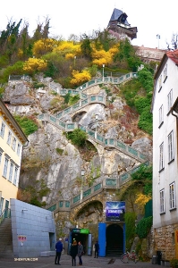 <pre>Un incroyable escalier en colimaçon monte au sommet d'une falaise. C'est un long chemin, mais nous sommes curieux. Allons-y ! (Photo du danseur Tony Zhao) </pre>