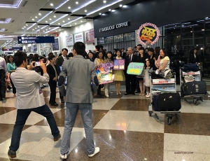 Upon arriving at the airport in Kaohsiung, Taiwan, conductor Milen Nachev finds himself surrounded by fans. The Taiwanese leg of the tour is about to begin. 
