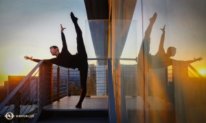 <p>Le nostre tappe messicane quest’anno iniziano a Città del Messico. Il ballerino della Shen Yun Touring Company Jimmy Cha dà inizio alla sua giornata con la vista dell’alba dal balcone del suo hotel (foto del ballerino Sam Pu).</p><p>L’artista in azione: il primo ballerino William Li cerca di immortalare il calare del sole dal suo balcone (foto del ballerino Daniel Jiang).</p><p>Una foto di William Li di un pittoresco tramonto a Città del Messico.</p><p>Una panoramica mozzafiato della popolatissima città a fine giornata.  </p><p>Il sole lascia lentamente la capitale del Messico.</p><p>William Li in contemplazione del panorama. (foto di Sam Pu)</p><p>Dal terrazzo sul tetto dell’hotel, il ballerino Edwin Fu in equilibrio su una gamba di fianco alla piscina. (foto di William Li)</p><p>La Shen Yun Touring Company si esibisce per cinque date all’Auditorio Nacional di città del Messico, prima di dirigersi alla volta di Puebla e Queretaro, sempre in Messico.</p><p>Nel frattempo, la prima ballerina Elsie Shi e la ballerina Vivian Dong si tengono in equilibrio a vicenda a Seattle, nello Stato di Washington. (foto del ballerino Kexin Li)</p><p>A volte in tour dobbiamo ingegnarci per trovare posti adatti a fare stretching. La ballerina Vivian Dong qui sfrutta un grosso albero. (foto di Kexin Li)</p><p>C’è spazio per due! Le ballerine della Shen Yun International Company si scaldano prima di uno dei sette spettacoli a Seattle.</p><p>Come un meraviglioso arcobaleno, la colorata varietà dei manifesti di Shen Yun affissi alla Marion Oliver McCaw Hall di Seattle vengono immortalati dalla prima ballerina Elsie Shi.</p><p>Nel corso del viaggio verso Aix en Provence, la Shen Yun New York Company fa sosta per visitare il porto di Marsiglia, nel sud della Francia.</p><p>Con la cattedrale di Marsiglia sullo sfondo, i ballerini si svagano con una passeggiata nella zona.</p><p>Qui siamo poi a Zurigo, in Svizzera, per una settimana piena di spettacoli al Teatro 11 di Zurigo. Siccome abbiamo un po’ di tempo libero, andiamo a visitare il Castello di Hasburg— una fortezza medievale nei pressi di Zurigo. (foto del doppio bassista Juraj Kukan)</p><p>Costruito nel 1020, il castello è molto cambiato nei secoli. Oggi all’esterno c’è un bellissimo vigneto e, all’interno, un ristorante.</p><p>Dal punto di osservazione più alto, si vedono i tetti del paese di Hadsburg.</p><p>Lungo la strada per Londra attraverso la Francia, la Shen Yun New York Company si ferma in un supermercato francese—il posto preferito dalle ragazze! La ballerina Nara Cho qui è in posa davanti a un radioso albero in fiore vicino al negozio. Arrivederci a Londra! (foto della prima ballerina Angelia Wang)</p>