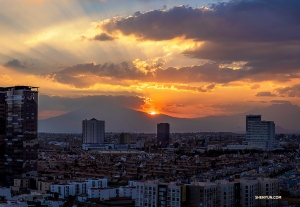 <p>Le soleil se retire lentement de la capitale mexicaine. </p>
