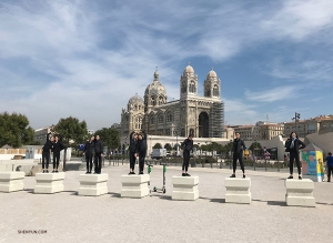 Pada hari perjalanan di Prancis, Perusahaan Shen Yun New York berhenti pada perjalanan untuk mengunjungi kota pelabuhan Marseille.