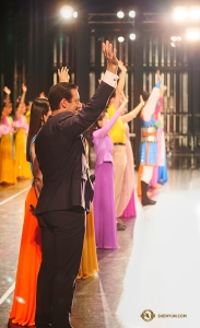 Shen Yun World Company macha na pożegnanie widowni w Taoyuan na Tajwanie, po opadnięciu kurtyny po 100 występie w trakcie tego tournée! (Antony Kuo)