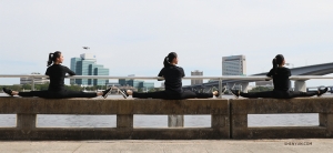 <p>La danseuse principale Kaidi Wu et les danseuses Eva Su et Cecilia Wang (G-D) trouvent des sièges confortables pour regarder les bateaux passer. (Photo de Diana Teng)</p>
