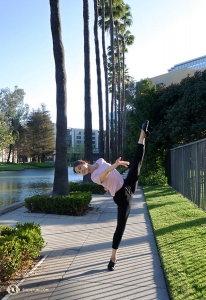 <p>Ne bougez plus ! Ce lampadaire est pratique pour les « danseuses-statues » Daoyong Zheng (G) et Angela Xiao.</p>
