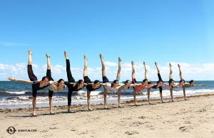 <p>L'eau est trop agitée pour nager aujourd'hui, nous faisons donc plutôt une barrière de protection ! Les danseurs de la Shen Yun Global Company aux abords la plage Dania Beach à Fort Lauderdale, en Floride. (Photo de la danseuse Megan Li)</p>
