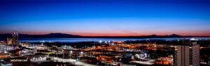 Wieczorny widok na Anchorage, z Denali, najwyższą górą Ameryki Północnej po prawej stronie. Shen Yun wystąpiło cztery razy w Anchorage w Atwood Concert Hall (TK Kuo)