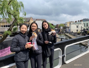 <p>La première danseuse Michelle Lian découvre des objets artisanaux locaux fabriqués au marché de Covent Garden à Londres.</p>
