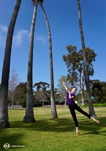 <p>항구 근처 높이 자란 나무들 사이에서 수석무용수 정다오 융이 춤을 춥니다. (Photo by dancer Kexin Li)</p>
