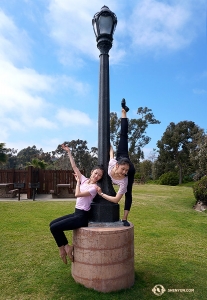 <p>La danseuse Olivia Chang entraîne son maintien de jambe entre les représentations à guichet fermé à Northridge, en Californie. Nous partons maintenant pour la prochaine ville californienne : Hollywood! (Photo d’Annie Li)</p>
