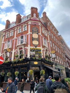 Covent Garden to wyłączony z ruchu kołowego obszar, który każdego roku przyciąga wielu ludzi w celu odwiedzenia znajdujących się tam sklepów i restauracji
