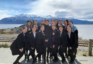 <p>Les danseuses utilisent l’impressionnant paysage de l’Alaska comme toile de fond pour une photo de groupe.</p>
