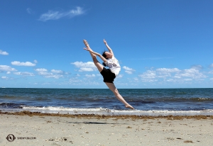 <p>La danseuse Wendy Ba saute gracieusement dans les airs sur le rivage de sable de la plage Dania à Fort Lauderdale.</p>
