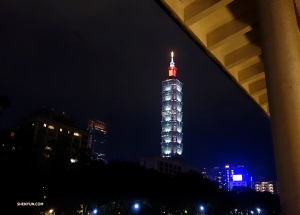 Traveling from Taipei to Keelung, Taiwan, dancer Jack Han of Shen Yun World Company captures a photo of Taipei 101—the world's tallest building from 2004 to 2010. 
