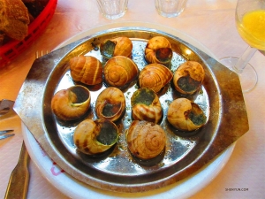 <p>Nous dégustons les célèbres escargots à la française. </p>
