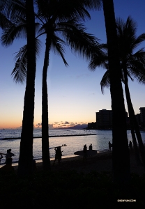 <p>Le danseur Jeff Chuang capture une silhouette de surfeurs locaux sur la plage d'Honolulu, une scène typique de carte postale hawaïenne. </p>
