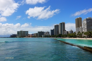 <p>Shen Yun World Company anländer till Hawaiis huvudstad och största stad - Honolulu! (Foto: dansare Jeff Chuang)</p><p>Dansare Jeff Chuang fångar en silhuett av lokala surfare vid stranden i Honolulu - en typisk vykortsscen från Hawaii.</p><p>Dansare Betty Wang besöker den berömda Waikiki Beach för att fånga solnedgången på bild.</p><p>Dansare Jun Liang, Jeff Chuang, Suzuki Rui och Antony Kuo (vänster till höger) provar halsburna blomsterkransar (leis) - jepp, vi är glada över att Hawaii är inkluderat på denna turné!</p><p>Under tiden i Europa anländer Shen Yun New York Company till vår sista turnéstad - Paris! (Foto: solistdansare Angelia Wang)</p><p>I Paris måste vi naturligtvis besöka Louvren. (Foto: Angelia Wang)</p><p>Vi provar den berömda franska maträtten escargot (även känd som sniglar).</p><p>Ett fågelperspektiv från Eiffeltornet i Champs de Mars, en större park i Paris.</p><p>Från andra sidan Eiffeltornet kan man se floden Seine, som flyter precis vid tornet.</p><p>En vy över Paris Trocadero, som består av trädgårdar och byggnader gjorda för 1937 års internationella utställning.</p><p>Vi njuter av det lugna vattnet från en bro över floden Seine i Paris.</p><p>Vid utforskande av stadens affärer fångar en regnbåge av delikata läckerheter vår uppmärksamhet.</p><p>Det finns så många att välja mellan! Det är dags att vara beslutsam.</p><p>Vi väljer en söt hallonbiskvi att njuta av. Den riktiga frukten ovanpå ger den här en 