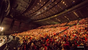 Ostatni widzowie podczas ostatniego występ w ostatnim mieście na trasie światowego tournée Shen Yun w roku 2019. Paryż, Palais des Congres de Paris