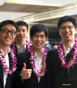 <p>Les danseurs Jun Liang, Jeff Chuang, Suzuki Rui et Antony Kuo (G-D) essayent des colliers de fleurs. Nous sommes heureux qu’Hawaï fasse partie de cette tournée!</p>
