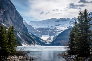 <p>Le lac Louise à Banff en partie gelé. (Photo par Daniel Jiang)</p>
