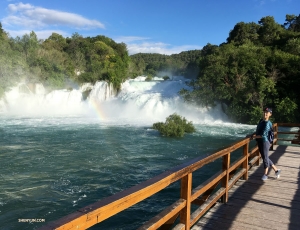 <p>Elle a également visité les jolies cascades du parc national de Krka. (Voyez-vous l'arc-en-ciel ?)</p>
