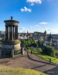 <p>Du monument Dugald Stewart, la Maîtresse de cérémonie, Victoria Zhou a une vue d'Édimbourg en Écosse.</p>
