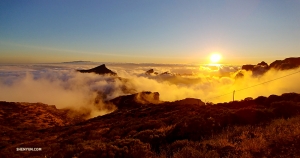 日落時分，他們成功登上Teno山頂。好一幅「山巒雲海夕照圖」。
