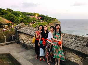 The friends on their way to watch the sunset from Uluwatu Temple.