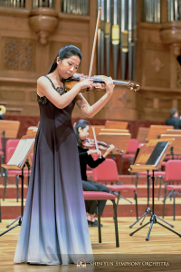 Nghệ sỹ độc tấu violin Fiona Zheng đang chăm chú luyện tập Nhà hát Quốc gia.