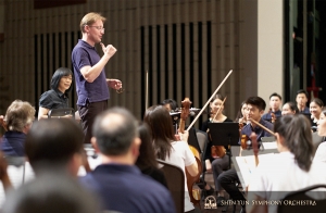 A rehearsal with conductor Dmitry Russu
at the Kaohsiung National Center for the Arts. (Photo by bassist TK Kuo)