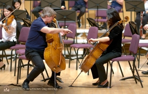 I violoncellisti Aleksander Dardykin e Yu-Chien Yuan discutono sulla presa dell’archetto.